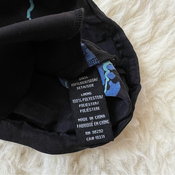 Toni Bold Patterned Silk Shorts Size 4 - Picture 2 of 6